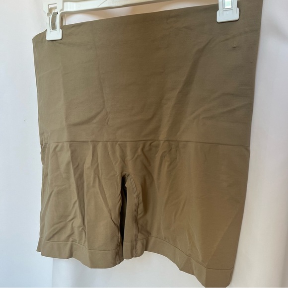 SKIMS Soft Smoothing Short in Desert, size 2X - Picture 5 of 6